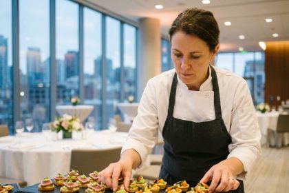 Traiteur professionnelle arrangeant des canapés lors d'une réception d'entreprise dans un centre de conférence moderne