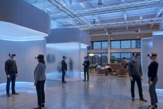 Participants équipés de casques dans une arène de réalité virtuelle